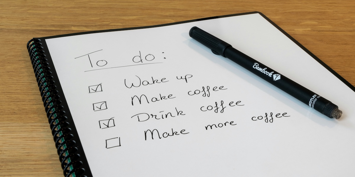 un bloc-notes avec un stylo dessus